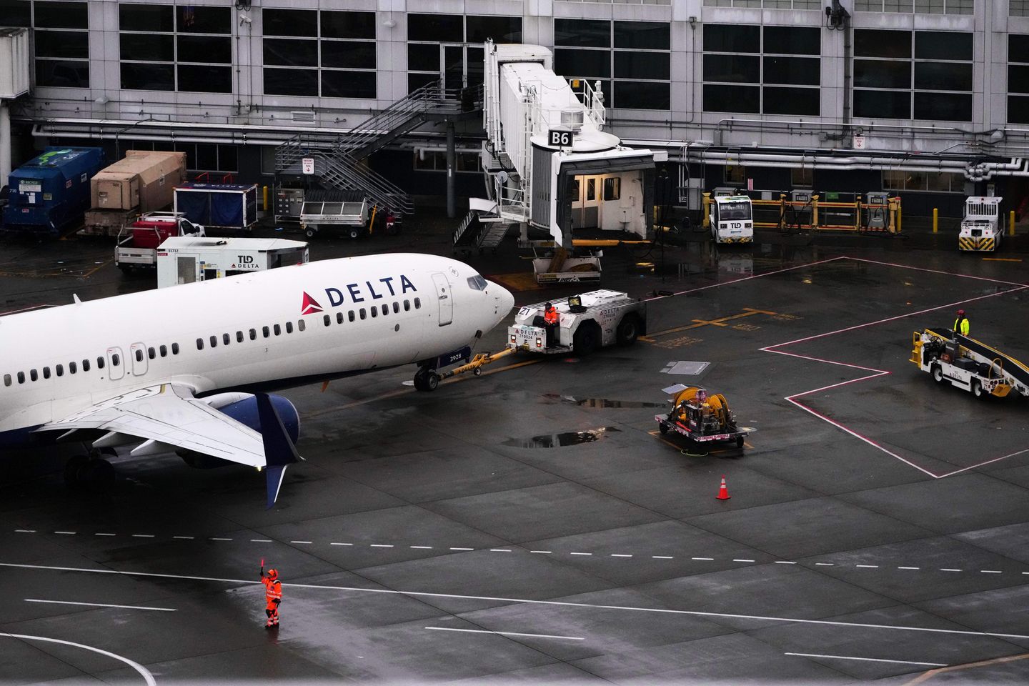 Georgia woman removed from Delta flight for refusing to get off the phone