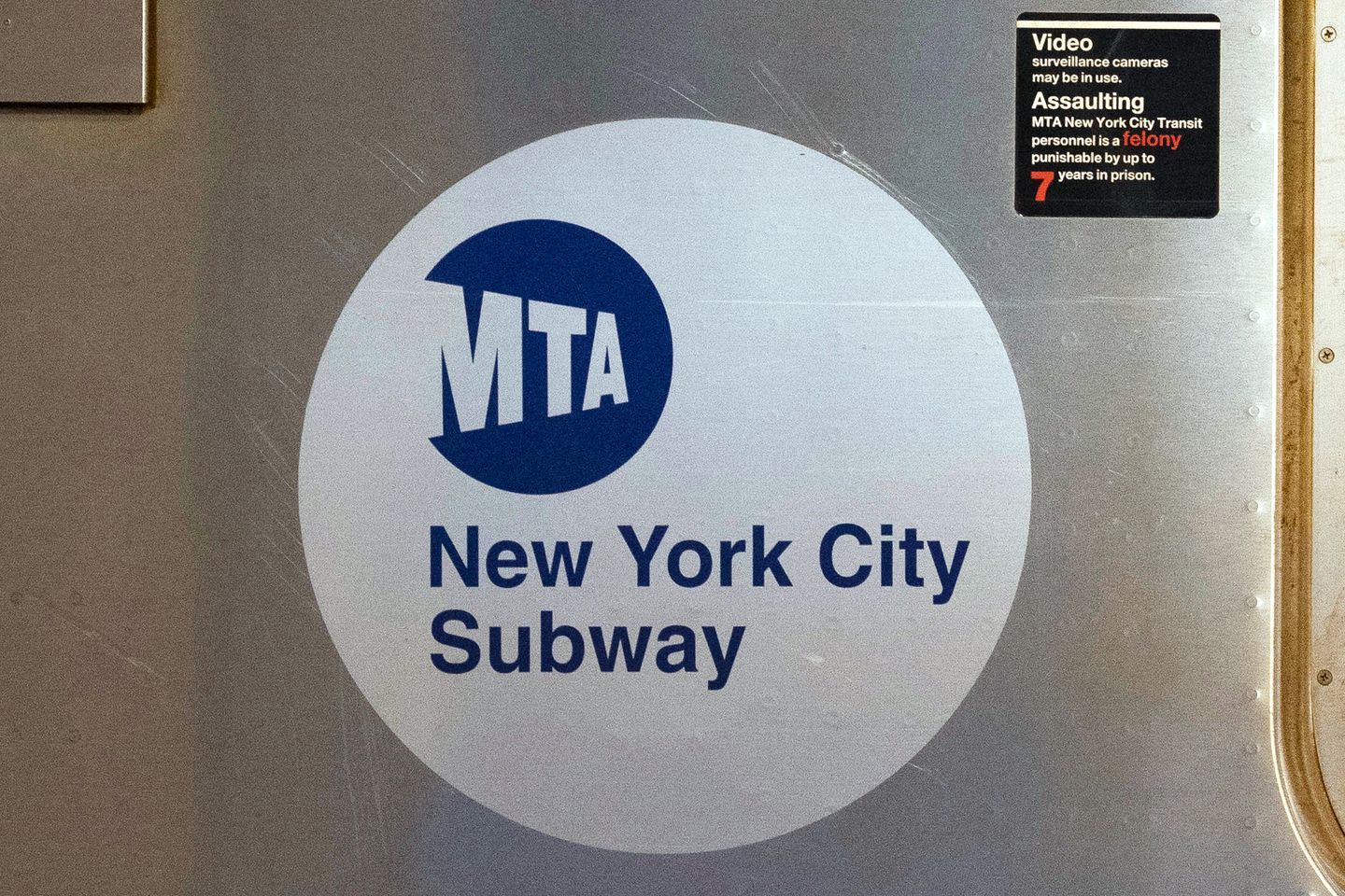 Man fatally shot inside Midtown Manhattan subway station; no arrests made