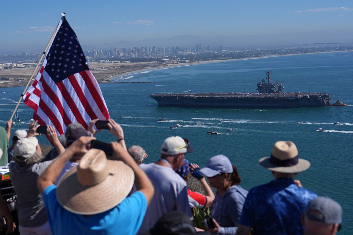 Returning USS Lincoln gets hero’s welcome from thousands of waiting family members, wellwishers